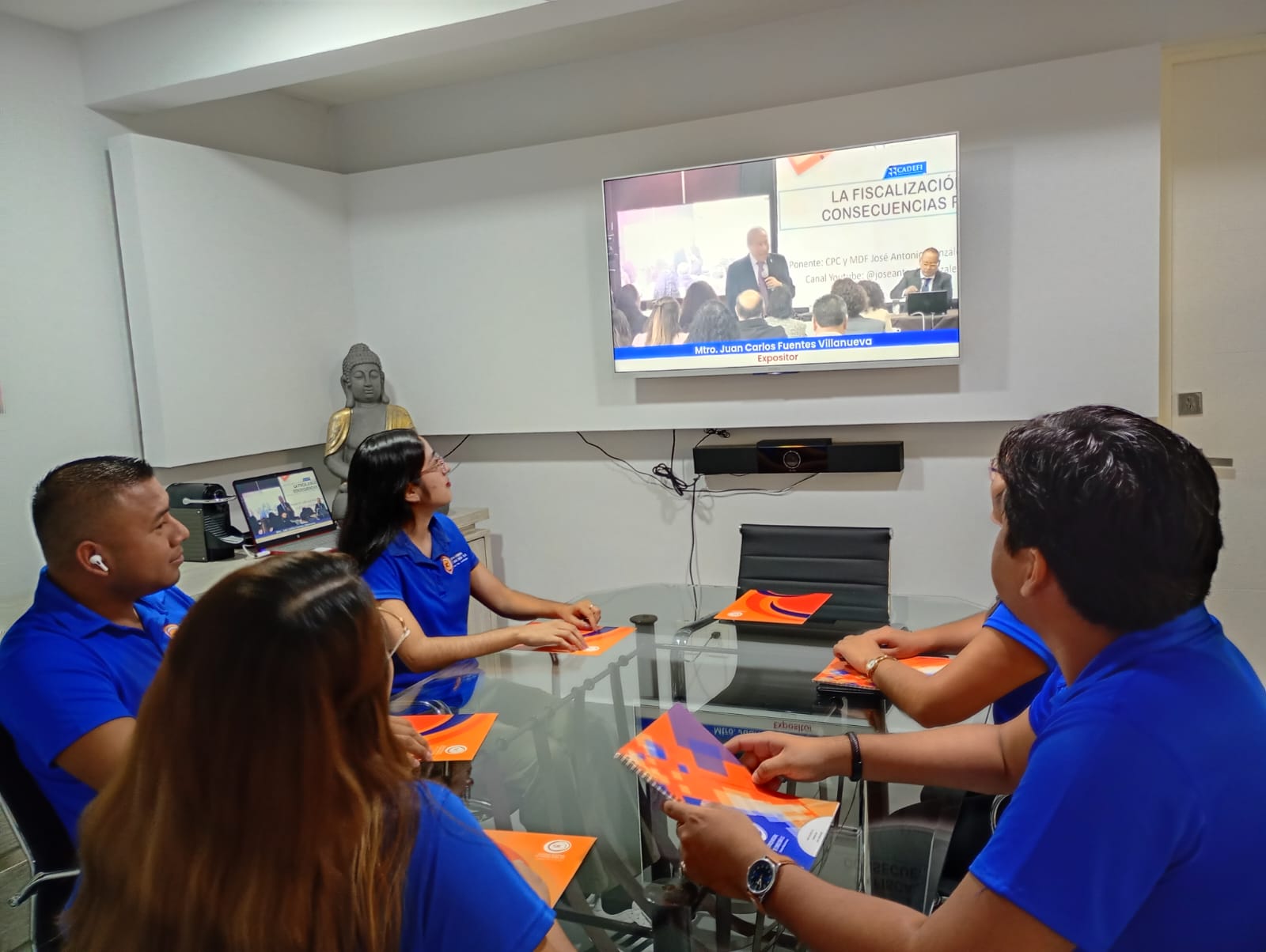 Equipo de SIC en una sesión de capacitación en sus oficinas